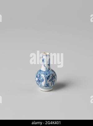 Miniatur-Flaschenvase mit chinesischen Figuren und Kiefernsprays. Miniatur-Flasche Vase aus Porzellan mit quadratischem Körper, in Unterglasur blau lackiert. Auf dem Bauch vier Medaillons mit je einer chinesischen Person, von denen einer zu Pferd ist, einer läuft, einer mit einer Range und einer sitzt; auf der Schulter ein Band mit Zickzackarbeit; der Hals mit zweimal einem Kiefernzweig. Blauweiß. Stockfoto