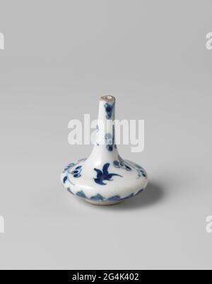 Miniatur-Flaschenvase mit PRUNUS-Spray und Fledermaus. Miniatur-Flasche Vase aus Porzellan mit flach gepresstem Kugelkörper, in Unterglasur blau lackiert. Am Bauch und Hals blühende prunus Äste und eine Fledermaus; um den Fuß ein Band mit modellierten Blattmotiven. Ein Chip in der Kante. Blauweiß. Stockfoto