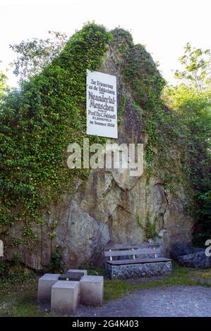 Deutschland, Erkrath, Bergisches Land, Niederbergisches Land, Niederberg, Rheinland, Nordrhein-Westfalen, NRW, Menschheitsgeschichte, Ausgrabungen, Archäologische Stätte Neandertal, Rabenstein-Felsen am Eingang zur Provenienzgrotte Feldhof, wo menschliche Überreste des Neandertalers Homo sapiens neanderthalensis gefunden wurden, Gedenktafel an Johann Carl Fuhlrott Stockfoto