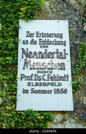 Deutschland, Erkrath, Bergisches Land, Niederbergisches Land, Niederberg, Rheinland, Nordrhein-Westfalen, NRW, Menschheitsgeschichte, Ausgrabungen, Archäologische Stätte Neandertal, Rabenstein-Felsen am Eingang zur Provenienzgrotte Feldhof, wo menschliche Überreste des Neandertalers Homo sapiens neanderthalensis gefunden wurden, Gedenktafel an Johann Carl Fuhlrott Stockfoto