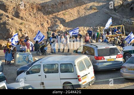 Ein el Hilwe, Westjordanland. Juni 2021. Protest in ein el Hilwe während der gleichzeitigen 14 Märsche religiöser jüdischer Siedler im Westjordanland gegen den „illegalen“ arabischen Bau in Area C, North-East Jordan Valley, Israel / Palestine Credit: Matan Golan/Alamy Live News Stockfoto