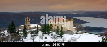 FRANKREICH, VAR (83) AIGUINES DORF UND SCHLOSS MIT BLICK AUF DEN SAINTE CROIX SEE, VERDON'S REGIONALER NATURPARK Stockfoto