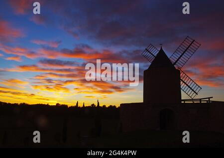 FRANKREICH, VAR (83) MÜHLE BEI SONNENUNTERGANG.DORF VON REGUSSE, VERDON'S NATÜRLICHEN REGIONALEN PARK Stockfoto