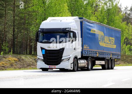 Neuer, weißer, gasbetriebener Iveco S-Way Natural Power, NP, LKW vor Sattelauflieger auf dem Highway 25 an einem sonnigen Tag. Raasepori, Finnland. 27.Mai 2021. Stockfoto