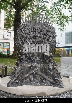 Der Iron Throne von Game of Thrones wird anlässlich des 10-jährigen Jubiläums der Show am Leicester Square im Zentrum von London vorgestellt. Der Thron wird die zehnte Statue sein, die als Teil des Leicester Square-Weges „Scenes in the Square“ enthüllt wird. Bilddatum: Dienstag, 22. Juni 2021. Stockfoto