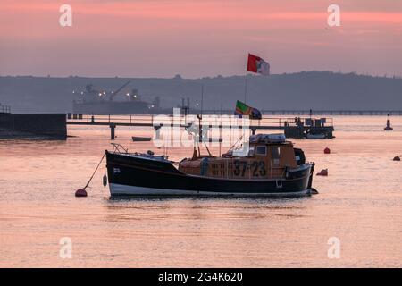 Crosshaven, Cork, Irland. Juli 2020. Das ehemalige Royal National Lifeboat Lilly Wainwright vertäute im Morgengrauen in Crosshaven, Co. Cork. Dieses Rettungsboot der Oakley-Klasse wurde 1964 gebaut und wurde in Llandudno in Wales und am Kilmore Quay in Dienst gestellt, bevor es 1993 außer Dienst gestellt wurde, wo es heute als Vergnügungsboot genutzt wird. - Credit; David Creedon / Alamy Live News Stockfoto