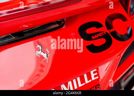 Valencia, Spanien. Juni 2021. Ein Ferrari-Logo auf einem Auto während der Ferrari Challenge-Rennen auf dem Circuit Ricardo Tormo de Cheste in Valencia. (Foto: Xisco Navarro/SOPA Images/Sipa USA) Quelle: SIPA USA/Alamy Live News Stockfoto