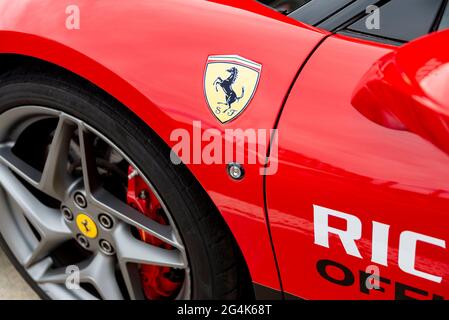 Valencia, Spanien. Juni 2021. Ein Ferrari-Logo auf einem Auto während der Ferrari Challenge-Rennen auf dem Circuit Ricardo Tormo de Cheste in Valencia. (Foto: Xisco Navarro/SOPA Images/Sipa USA) Quelle: SIPA USA/Alamy Live News Stockfoto