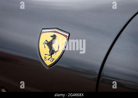 Valencia, Spanien. Juni 2021. Ein Ferrari-Logo auf einem Auto während der Ferrari Challenge-Rennen auf dem Circuit Ricardo Tormo de Cheste in Valencia. (Foto: Xisco Navarro/SOPA Images/Sipa USA) Quelle: SIPA USA/Alamy Live News Stockfoto