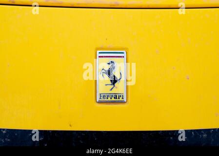 Valencia, Spanien. Juni 2021. Ein Ferrari-Logo auf einem Auto während der Ferrari Challenge-Rennen auf dem Circuit Ricardo Tormo de Cheste in Valencia. Quelle: Xisco Navarro/SOPA Images/ZUMA Wire/Alamy Live News Stockfoto