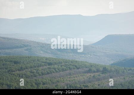 Berge blau rauchige Landschaft. Schöner stimmungsvoller, nebliger Wald am Morgen. Neutraler, kalter, natürlicher Hintergrund. Gebirgslinien in einem blauen Dunst. Die CO Stockfoto