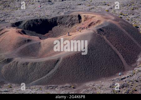 Reunion, Vulkan „Piton de la Fournaise“: Der kleine Vulkankrater Formica Leo vom Pass „Pas de Bellecombe“ aus gesehen Stockfoto