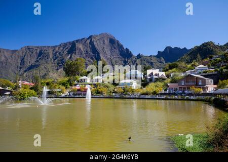 Reunion Island: Die Stadt Cilaos in der Caldera „Cirque de Cilaos“ Stockfoto