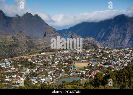 Reunion Island: Die Stadt Cilaos in der Caldera „Cirque de Cilaos“ Stockfoto