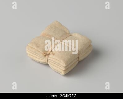 Stapel von Decken, gebunden mit einem Band. Ein Stapel von drei gefalteten und zusammengebundenen Wolldecken (?) Gebündelt mit Leinenband. Stockfoto