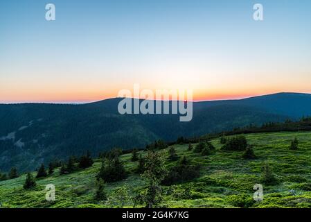 Sonnenuntergang mit schwül Himmel und Vozka Hügel mit Felsformation aus Cervena hora Hügel in Jeseniky Berge in der Tschechischen republik Stockfoto