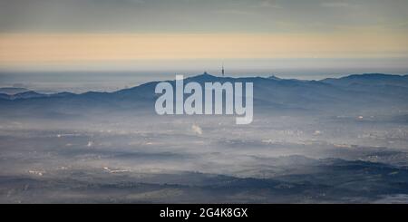 Luftaufnahme des Collserola-Gebirges und der Vallès-Ebene mit Nebel (Barcelona, Katalonien, Spanien) ESP: Vistas aéreas de Collserola y el Vallès Stockfoto