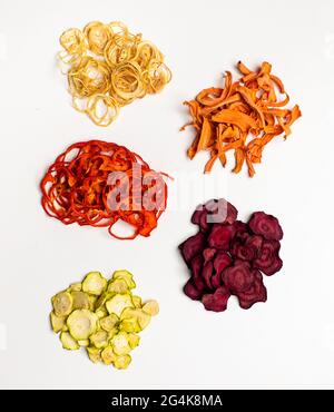 Dehydriertes Gemüse Haufen isoliert auf weiß als Snack für Vegetarier Stockfoto