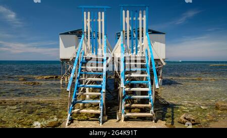 Frontansicht des Strandes Bunte Stelzenhäuser auch genannt Palafitte in der Küste von Santa Marinella , Rom , Italien Stockfoto