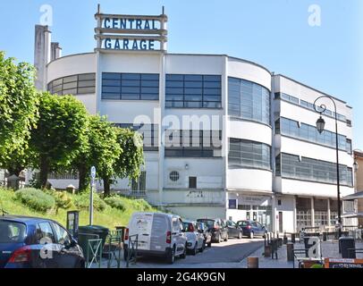 Die Central Garage in Limoges, Frankreich, wurde ursprünglich für die Showrooms von Citroën und Peugeot gebaut und verfügt über Parkplätze im spektakulären Art déco-Stil Stockfoto