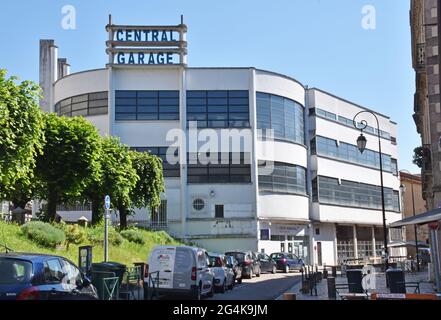 Die Central Garage in Limoges, Frankreich, wurde ursprünglich für die Showrooms von Citroën und Peugeot gebaut und verfügt über Parkplätze im spektakulären Art déco-Stil Stockfoto