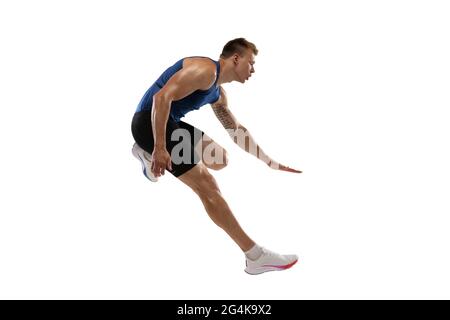 Athlet Mann Athlet springt über die Barriere isoliert auf weißem Hintergrund. Stockfoto