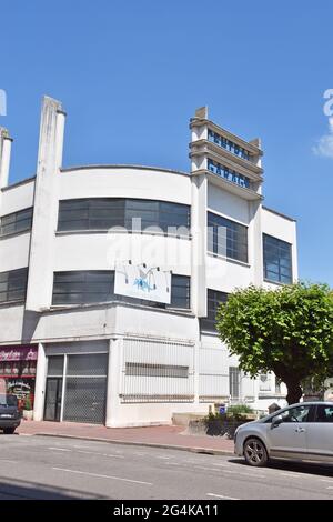 Die Central Garage in Limoges, Frankreich, wurde ursprünglich für die Showrooms von Citroën und Peugeot gebaut und verfügt über Parkplätze im spektakulären Art déco-Stil Stockfoto