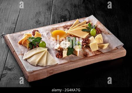 Platte mit Sulguni, Mozzarella, Dor-Blau und halbfestem Käse Stockfoto