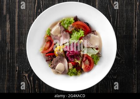 Roastbeef-Salat mit Salat, Paprika, Zwiebeln, Tomaten, Pilzen Stockfoto