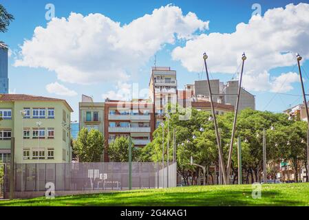 Öffentlicher Raum geteilt durch angrenzende Gebäude. Wohnungen mit Sportplatz, Basketballplatz und Erholungsgebiet in einer großen Stadt. Barcelona, Spanien Stockfoto