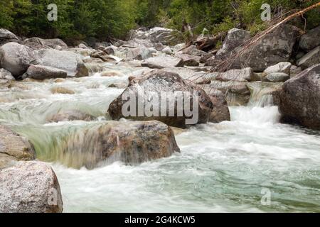 Wasserfälle am Bach Studeny potok in der Hohen Tatra, Karpaten, Slowakei Stockfoto