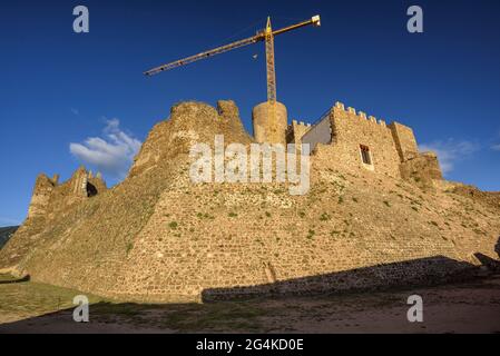 Südfassade der Burg Montsoriu (Arbúcies, La Selva, Katalonien, Spanien) ESP: Fachada sur del Castillo de Montsoriu (Arbúcies, Cataluña, España) Stockfoto