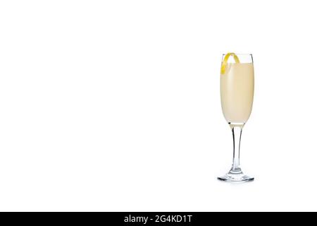 Französischer 75 Cocktail isoliert auf weißem Hintergrund Stockfoto