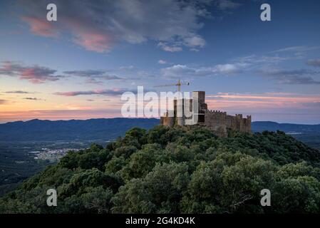 Sonnenaufgang auf der Burg Montsoriu vom Aussichtspunkt des Torre de les Bruixes aus gesehen (Arbúcies, La Selva, Katalonien, Spanien) Stockfoto