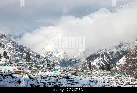 Winteransicht von Urgam Dorf im indischen Himalaya in der Nähe von Joshimat Stadt, Uttarakhand, Indien Stockfoto