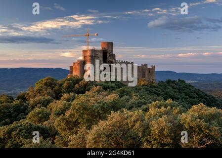 Sonnenaufgang auf der Burg Montsoriu vom Aussichtspunkt des Torre de les Bruixes aus gesehen (Arbúcies, La Selva, Katalonien, Spanien) Stockfoto