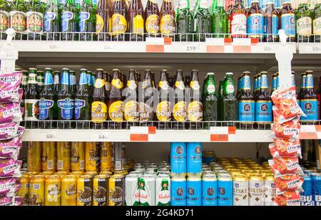 Kaliningrad, Russland - 31. Januar 2021: Bier auf Supermarktregalen. Stockfoto