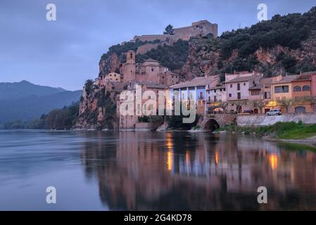 Sonnenaufgang im Dorf Miravet, von der Anlegestelle des Ebro (Tarragona, Katalonien, Spanien) ESP: Amanecer en Miravet, visto desde el embarcadero Stockfoto