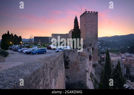 Sonnenaufgang in der Stadt Tortosa, vom Aussichtspunkt des Schlosses Suda aus gesehen, derzeit ein Hotel (Tortosa, Katalonien, Spanien) ESP: Amanecer en Tortosa Stockfoto