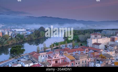 Sonnenaufgang in der Stadt Tortosa, vom Aussichtspunkt des Schlosses Suda aus gesehen, derzeit ein Hotel (Tortosa, Katalonien, Spanien) ESP: Amanecer en Tortosa Stockfoto