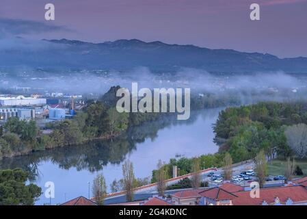 Sonnenaufgang in der Stadt Tortosa, vom Aussichtspunkt des Schlosses Suda aus gesehen, derzeit ein Hotel (Tortosa, Katalonien, Spanien) ESP: Amanecer en Tortosa Stockfoto