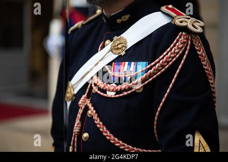 Die Nationalgarde als französischer Premierminister trifft sich am 22 2021. Juni in Matignon in Paris mit dem Regierungschef von Andorra, Xavier Espot Zamora. Foto von Raphael Lafargue/ABACAPRESS.COM Stockfoto