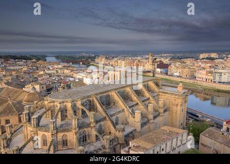 Sonnenaufgang in der Stadt Tortosa, vom Aussichtspunkt des Schlosses Suda aus gesehen, derzeit ein Hotel (Tortosa, Katalonien, Spanien) ESP: Amanecer en Tortosa Stockfoto