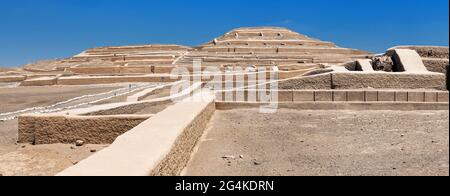 Nasca oder Nazca Pyramidenruinen in Cahuachi archäologische Stätte in der Nazca Wüste von Peru, Panoramablick Stockfoto