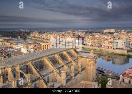 Sonnenaufgang in der Stadt Tortosa, vom Aussichtspunkt des Schlosses Suda aus gesehen, derzeit ein Hotel (Tortosa, Katalonien, Spanien) ESP: Amanecer en Tortosa Stockfoto