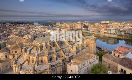 Sonnenaufgang in der Stadt Tortosa, vom Aussichtspunkt des Schlosses Suda aus gesehen, derzeit ein Hotel (Tortosa, Katalonien, Spanien) ESP: Amanecer en Tortosa Stockfoto