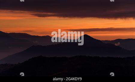 Sonnenaufgang im Collserola-Berg, vom Wachturm des Puig de la Guàrdia aus gesehen (Barcelona, Katalonien, Spanien) ESP: Amanecer en Collserola Barcelona Stockfoto