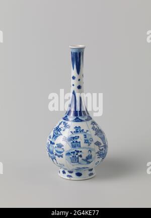 Birnenförmige Flaschenvase mit glückverheißenden Symbolen und einer chinesischen Dame mit einem Fächer. Flaschenförmige Vase aus Porzellan mit birnenförmigem Körper und langem, schmalen Hals, in Unterglasur blau lackiert. Der Bauch ist in sechs Fächer unterteilt, von denen drei Glücksgegenstände sind: Antiquitäten (Vase mit Prunustak, Ruyi-Zepter, Rollen, Räuchergefäß). In den anderen drei Gängen ein glückliches Symbol mit zwei Fan-Duschen mit einer Terrasse an einem Pavillon und einer liegenden chinesischen Dame mit einem Bereich an einem Tisch, Zaun und Pavillon. Unter den Büchern. Der Hals mit erhobenen und abhängigen, spitzen Blattmotiven und losen Blüten. Auf der Schulter A Stockfoto