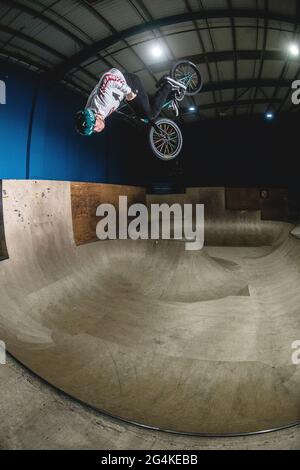 Jamie Jones, BMX Freestyle Tokyo Olympia hoffnungsvoll aus Swansea im Vereinigten Königreich. Bild: Reiten auf der Ramp World in Cardiff. Stockfoto