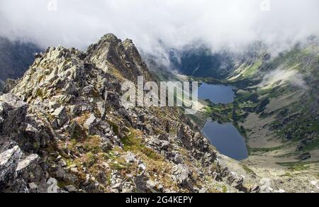 Blick vom Koprovsky-Berg auf den Temnosrekanske pleso-See, die Vysoke-Tatra oder die hohe Tatra, die Karpaten, die Slowakei Stockfoto